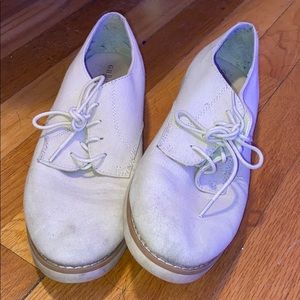 cream sneakers light-weight